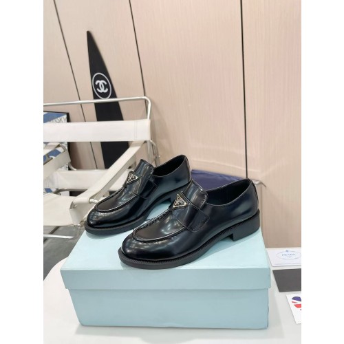 프라다 브러쉬드 로퍼