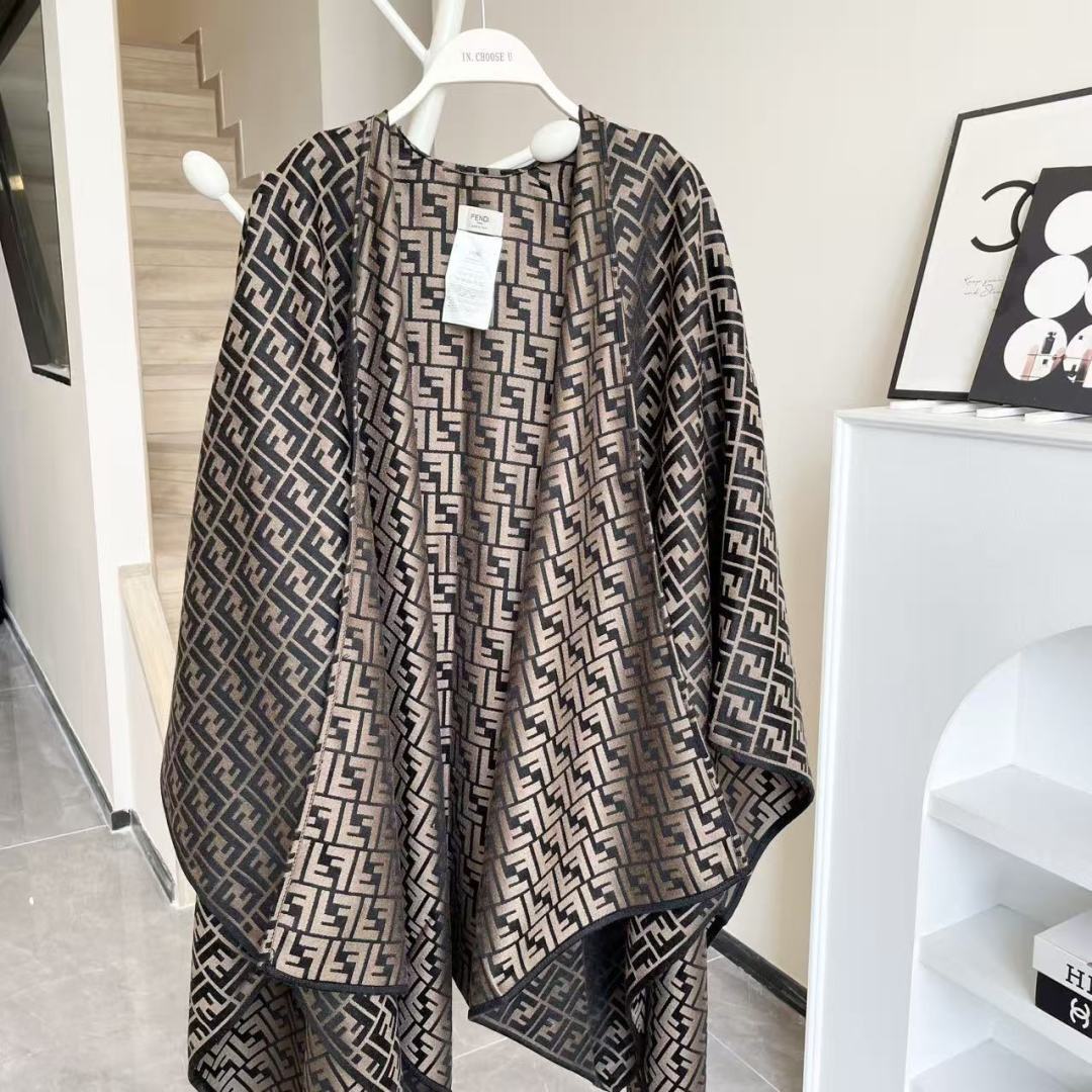 펜디 울 케이프