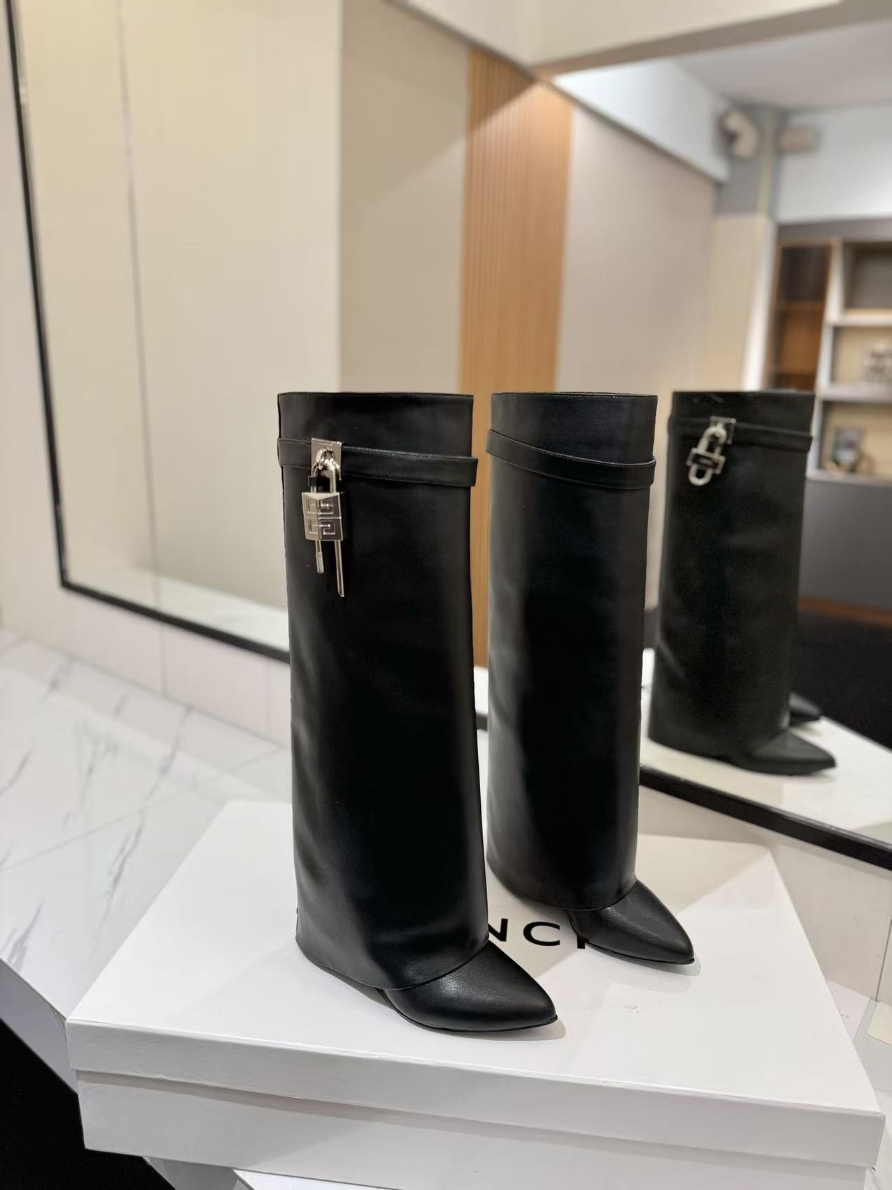 지방시 25FW 부츠 블랙