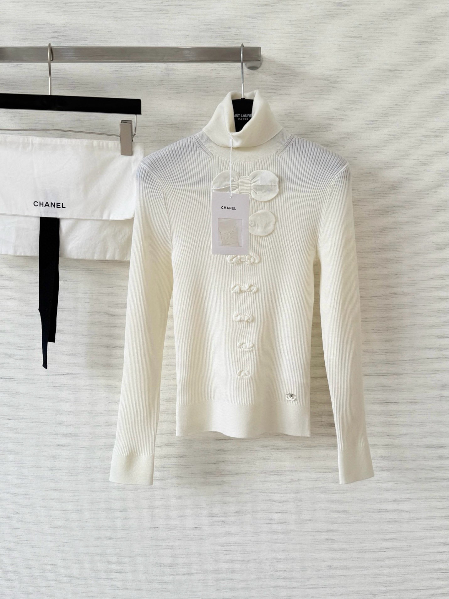 샤넬 리본 터틀넥 스웨터