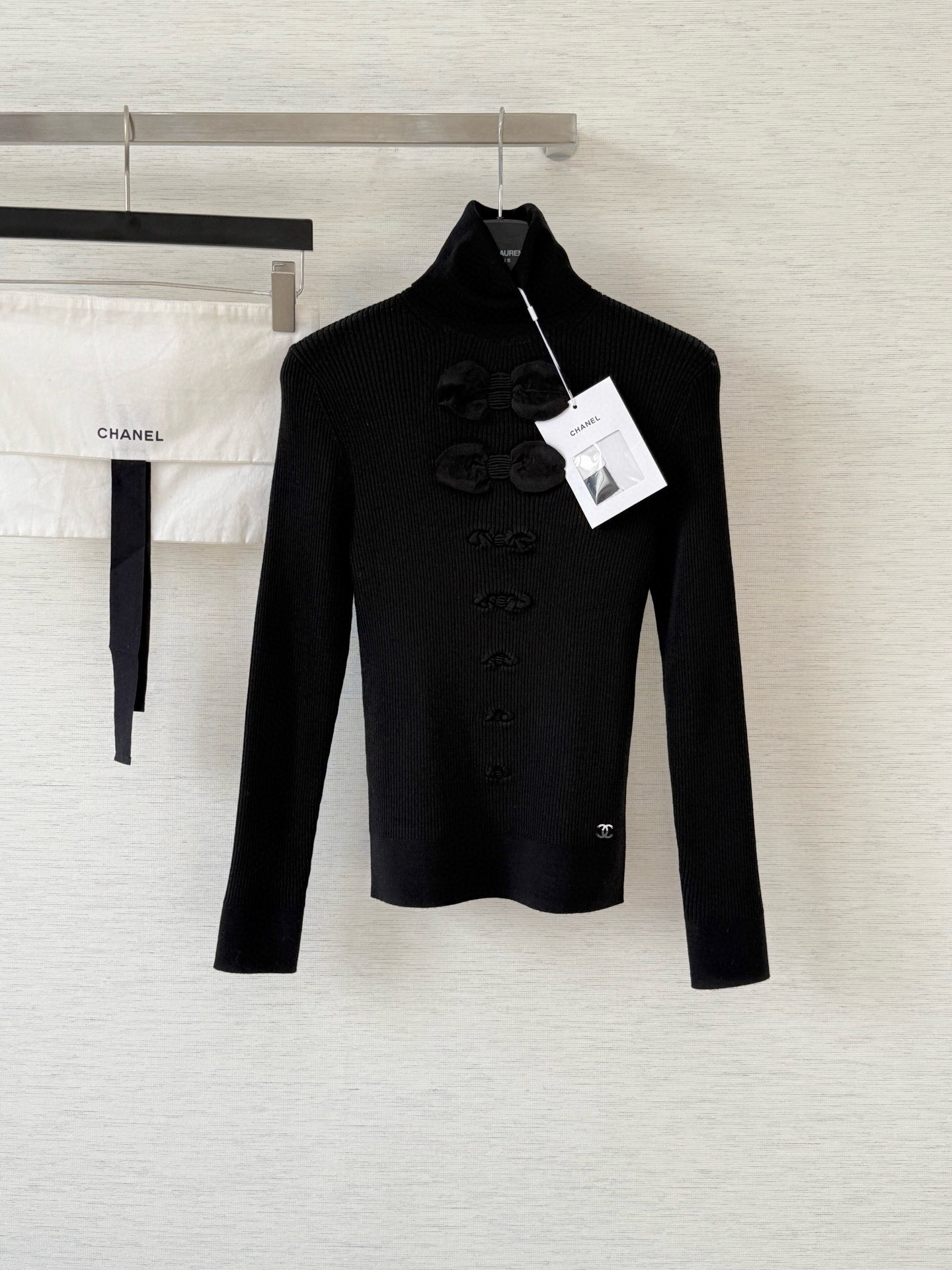 샤넬 리본 터틀넥 스웨터