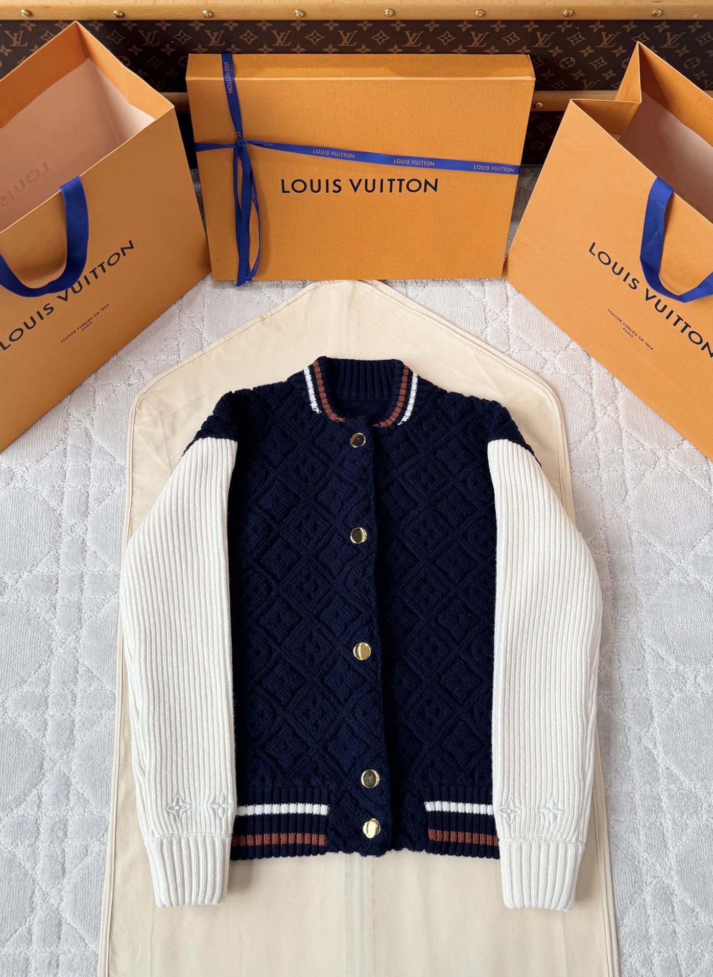 루이비통 엠보싱 니트 자켓