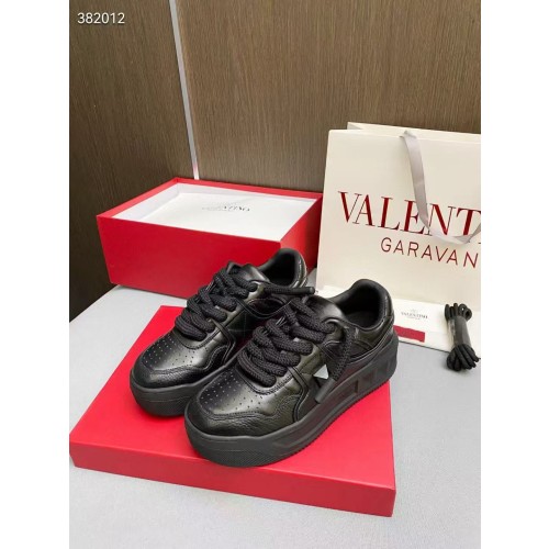 발렌티노 스니커즈