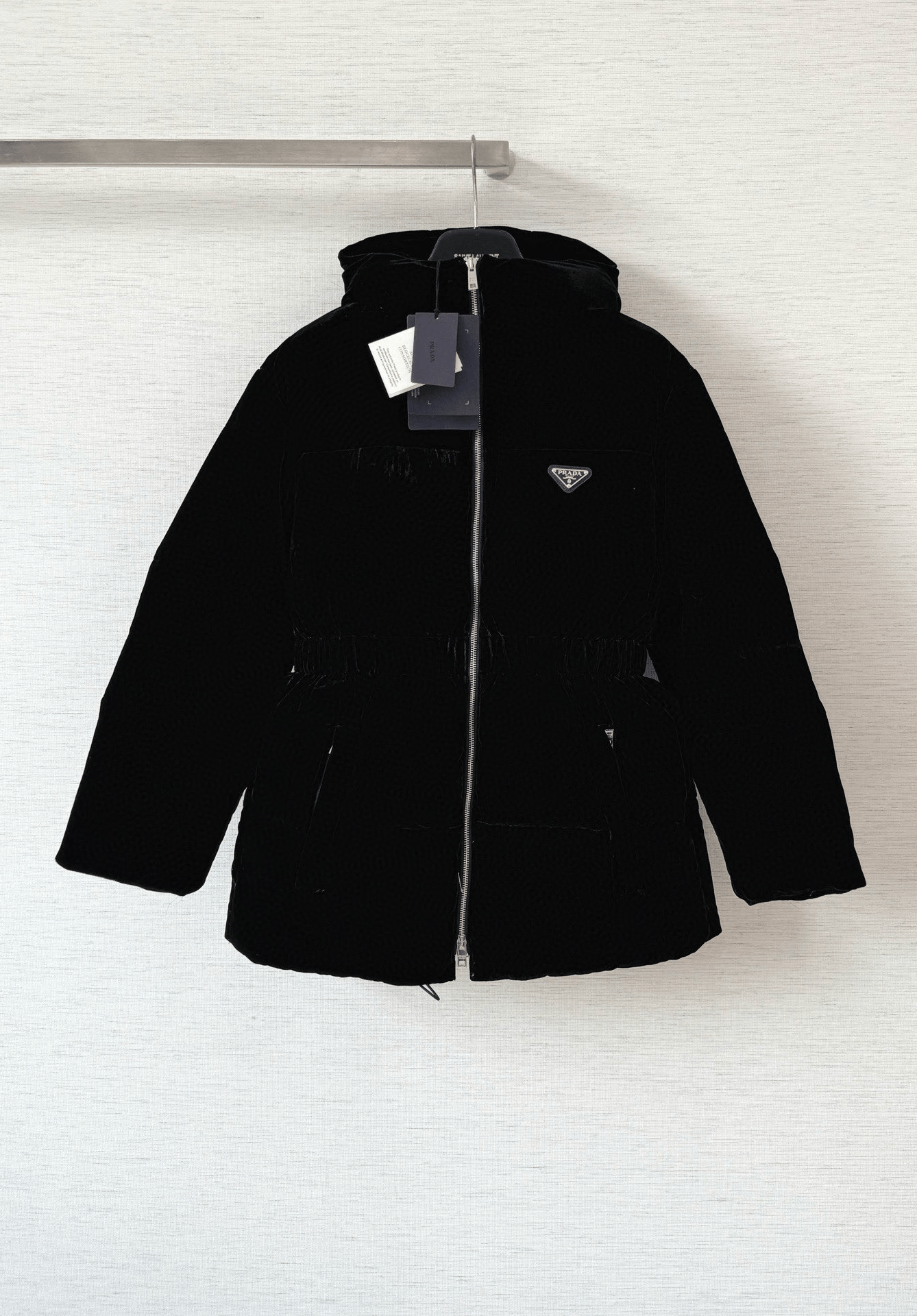 프라다 로고 벨벳 다운 재킷