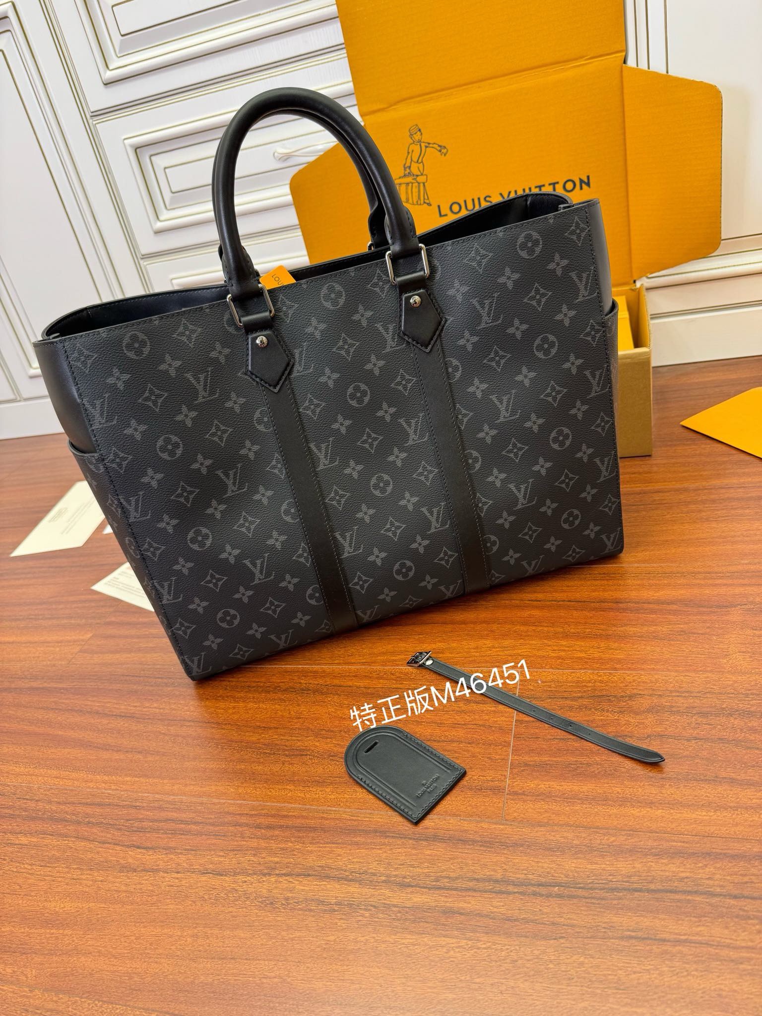 루이비통 삭플라 24h 모노그램 이클립스 토트백