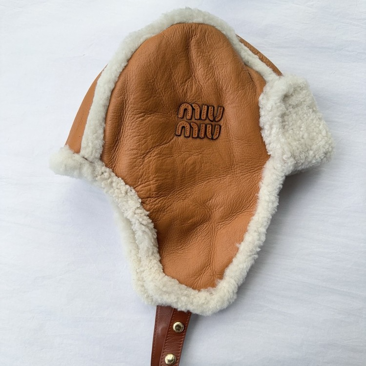 미우미우 시어링 트래퍼 햇