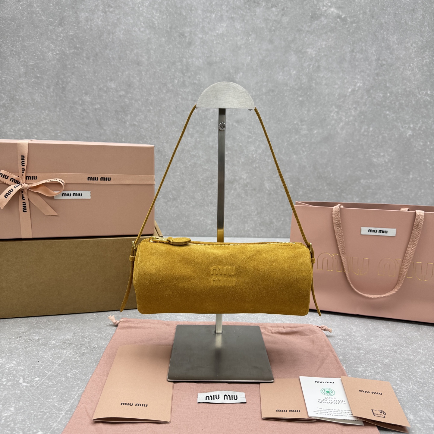 미우미우 스웨이드 파우치 백