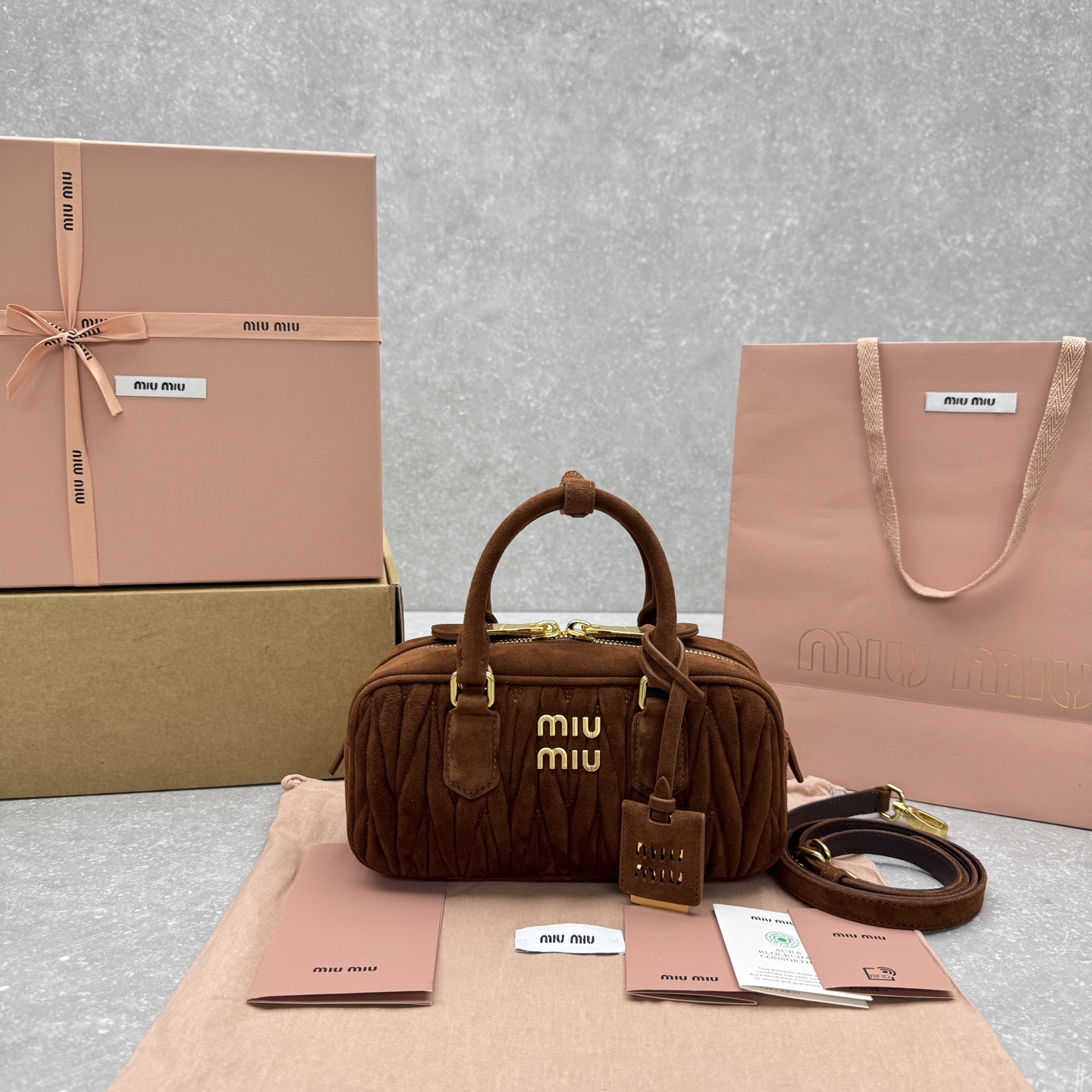 미우미우 아르카디 마테라쎄 스웨이드 백