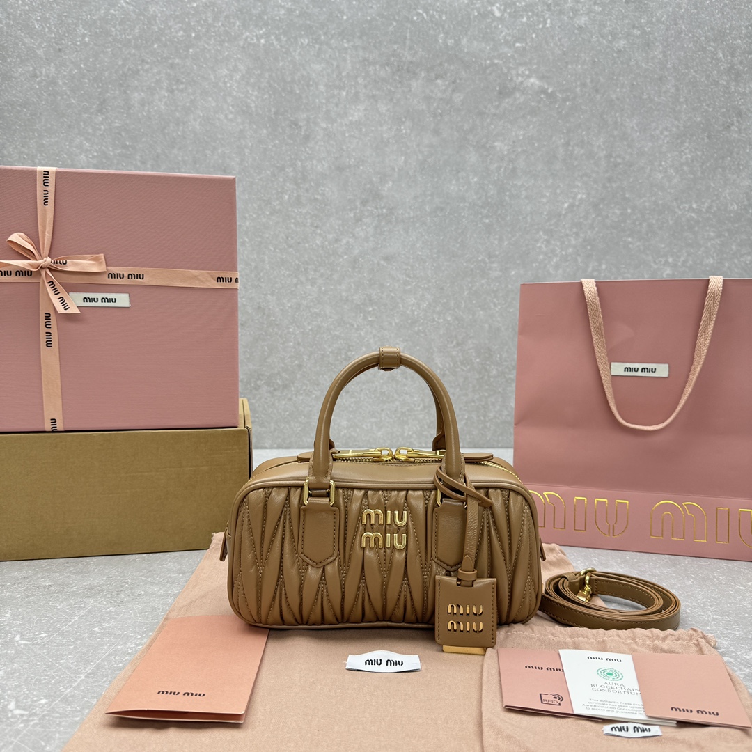 미우미우 아르카디 마테라쎄 나파 가죽 백