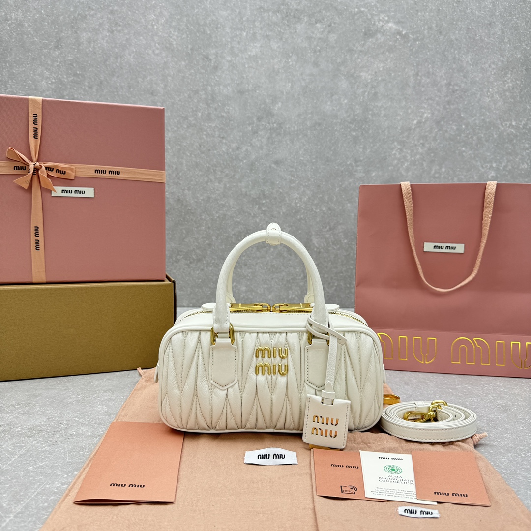 미우미우 아르카디 마테라쎄 나파 가죽 백