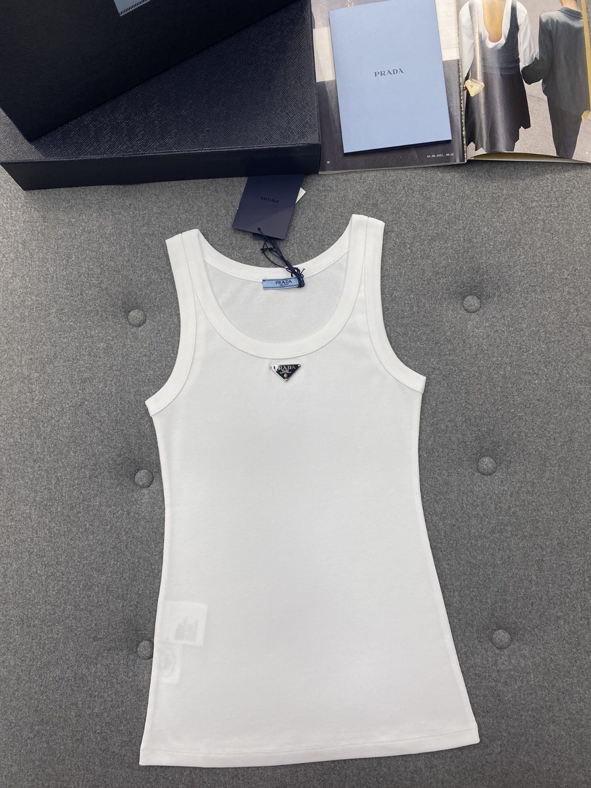 프라다 트라이앵글 로고 민소매 티셔츠