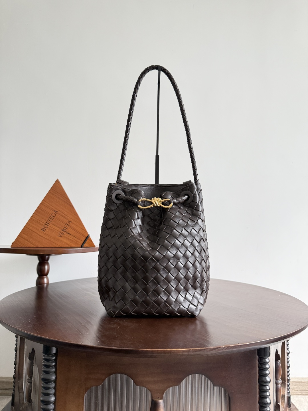 보테가베네타 스몰 안디아모 버킷 백