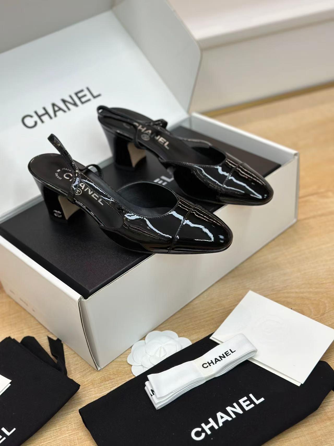 샤넬 페이턴트 카프스킨 슬링백 6cm