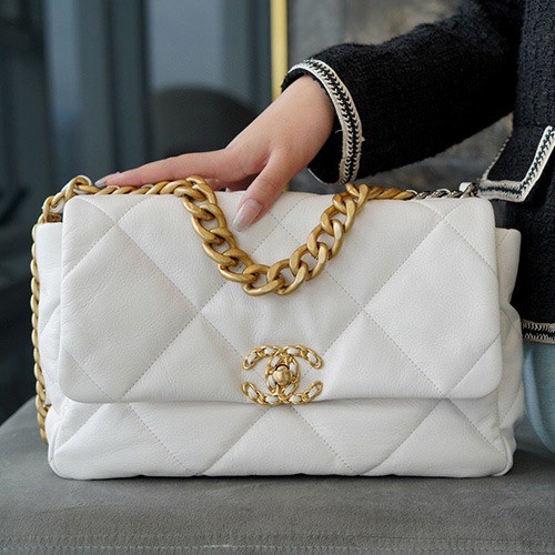 샤넬 19 플랩백 램스킨 금장 화이트 라지