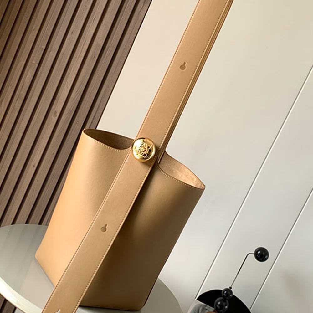 로에베 멜로우 카프스킨 미디엄 페블 버킷 백