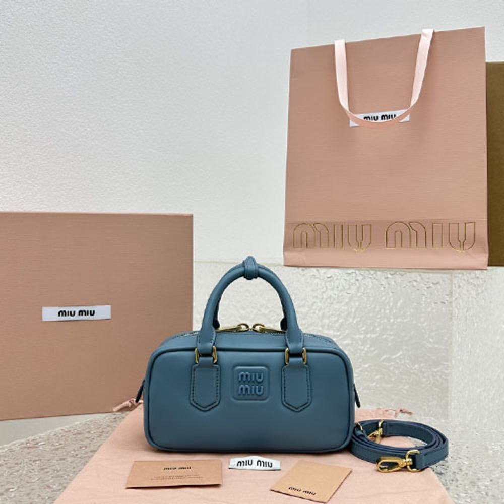 미우미우 아르카디 가죽백 레귤러 블루